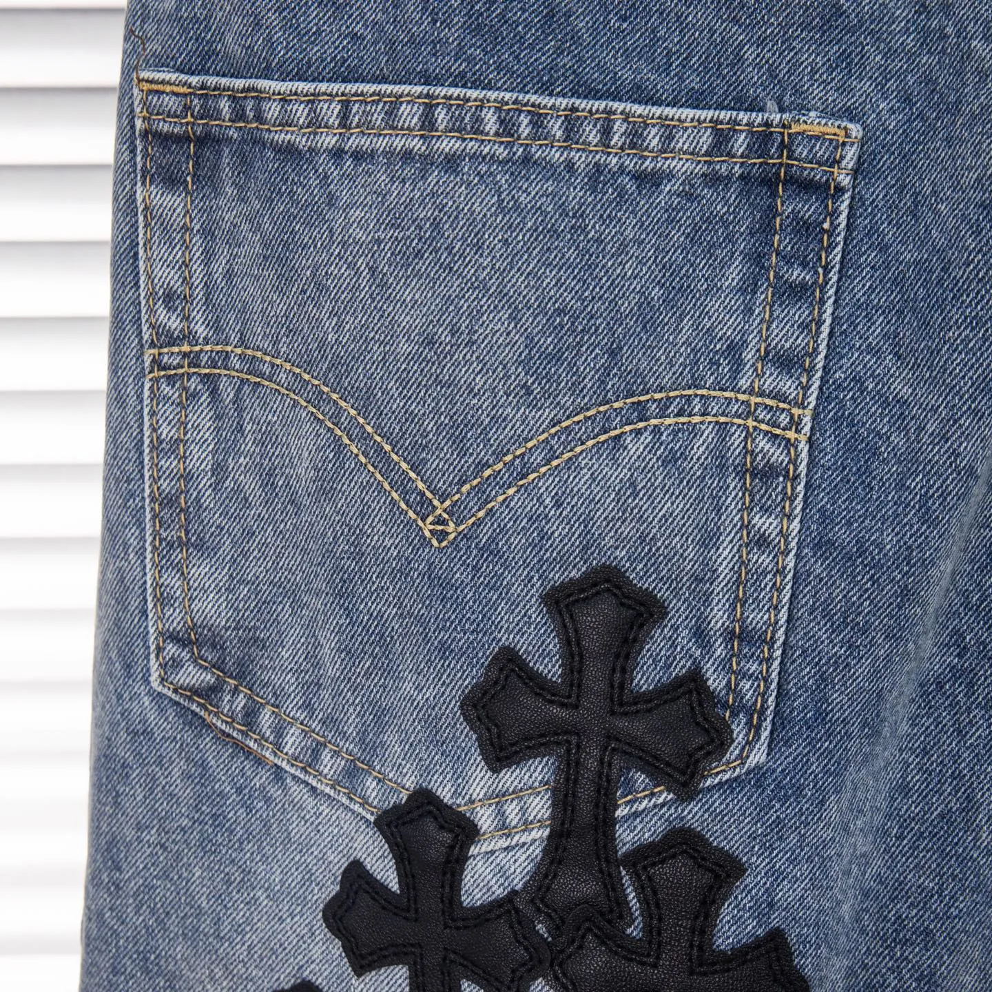 P270 Chrome Hearts Gallery 2025 new limited edition black large cross flared jeans are a hot item this season and are sought after by countless celebrities and fashionistas. The neat details of the cutting process add color to the playful fashion! The neat and meticulous design, and the well-fitting structure is unique. The upper body not only has outstanding recognition, but also looks younger and younger. A style with the ultimate wearing meaning and performance, gorgeous color matching, and the craftsmanship of this style is also extremely extraordinary. After the finished product is washed, it is disassembled and hand-made with sheepskin cross leather and then spliced ​​together to complete. The whole piece has too many craftsmanship to describe. It is decorated with patchwork cross flowers and high-waisted washed jeans! ! Absolutely high-end luxury product, a god-level single product, a super popular product, made by top heavy industry, a magic weapon that cannot be missed to hit the streets. Style number: 1845 Size: 28 30 32 34 36 Color: blue